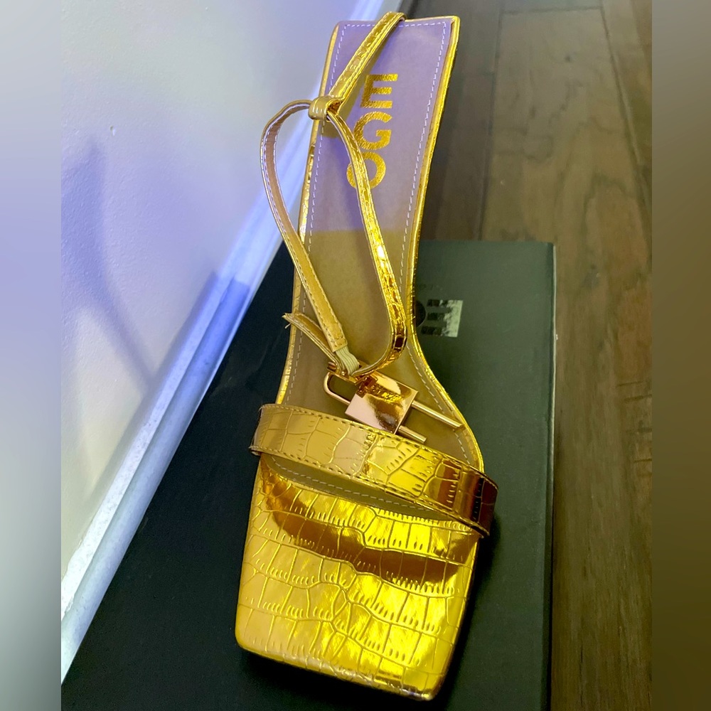 Condition: New. Color: Gold  Size: 6 (however this are two sizes large)